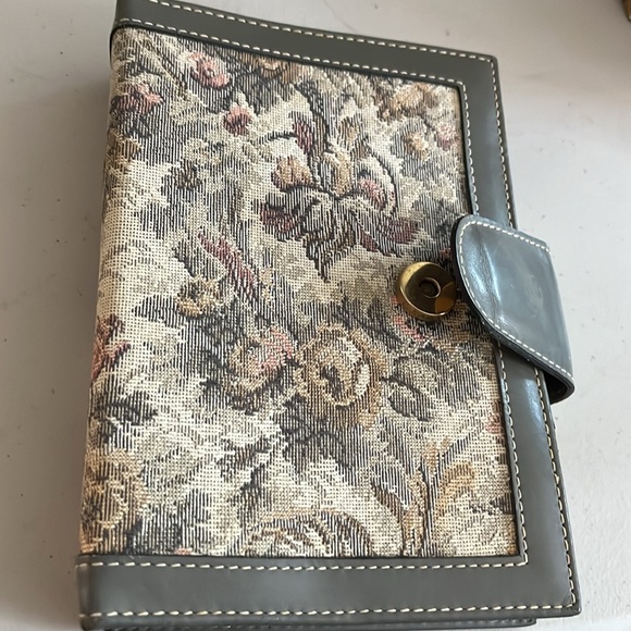 French tapestry organizer was used in the 80’s. Is in beautiful shape. No pages - Picture 4 of 7